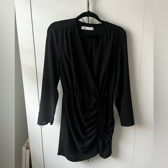 Black long sleeve dress. - Picture 1 of 4